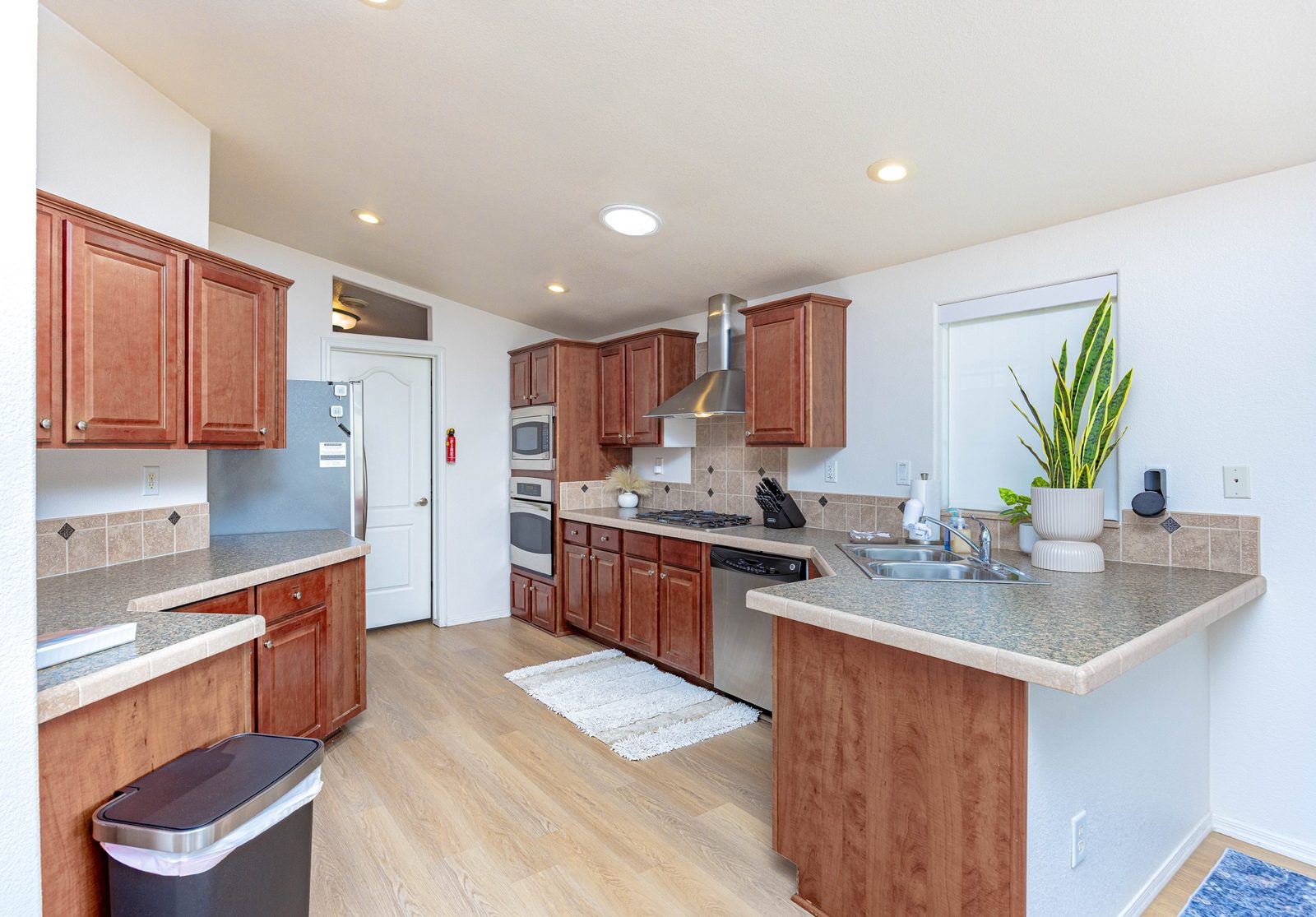 Full kitchen